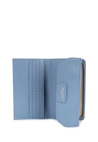 Portafoglio in pelle azzurro chiaro con finitura strutturata, dotato di scomparti per carte, una tasca con cerniera e una chiusura a scatto. Dettaglio logo dorato visibile.