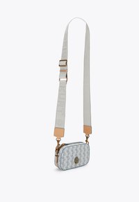Torebka crossbody z materiału w diamentowy wzór w jasnoniebieskim kolorze, z akcentami z brązowej skóry i wyróżniającym się logo, uzupełniona o pasek z logo.