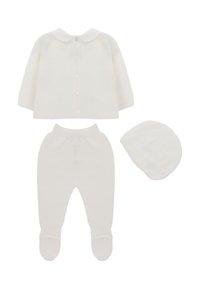 Conjunto de bebé tejido en blanco, que incluye un cárdigan con botones y cuello, pantalones con diseño cerrado en los pies y un gorro a juego.