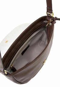 Borsa a tracolla in pelle marrone caratterizzata da una texture liscia, hardware in tonalità oro, una tasca con zip superiore e un ampio interno con una fodera più chiara.