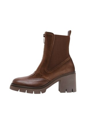 Bottine marron combinant des matériaux lisses et texturés, avec un talon bloc haut et une fermeture éclair latérale.