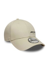 Beżowa regulowana czapka baseballowa z haftowanym czarnym logo McLaren Formula 1 na przednim panelu oraz naklejką na wygiętym daszku.