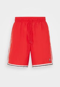 Czerwone szorty sportowe z elastycznym pasem i sznurkiem. Posiadają białe i czarne paski po bokach oraz małe logo w lewym dolnym rogu.