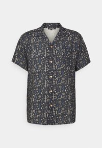 Camicia a maniche corte con bottoni in tessuto blu scuro, caratterizzata da un motivo astratto multicolore con accenti beige, blu e bianchi.