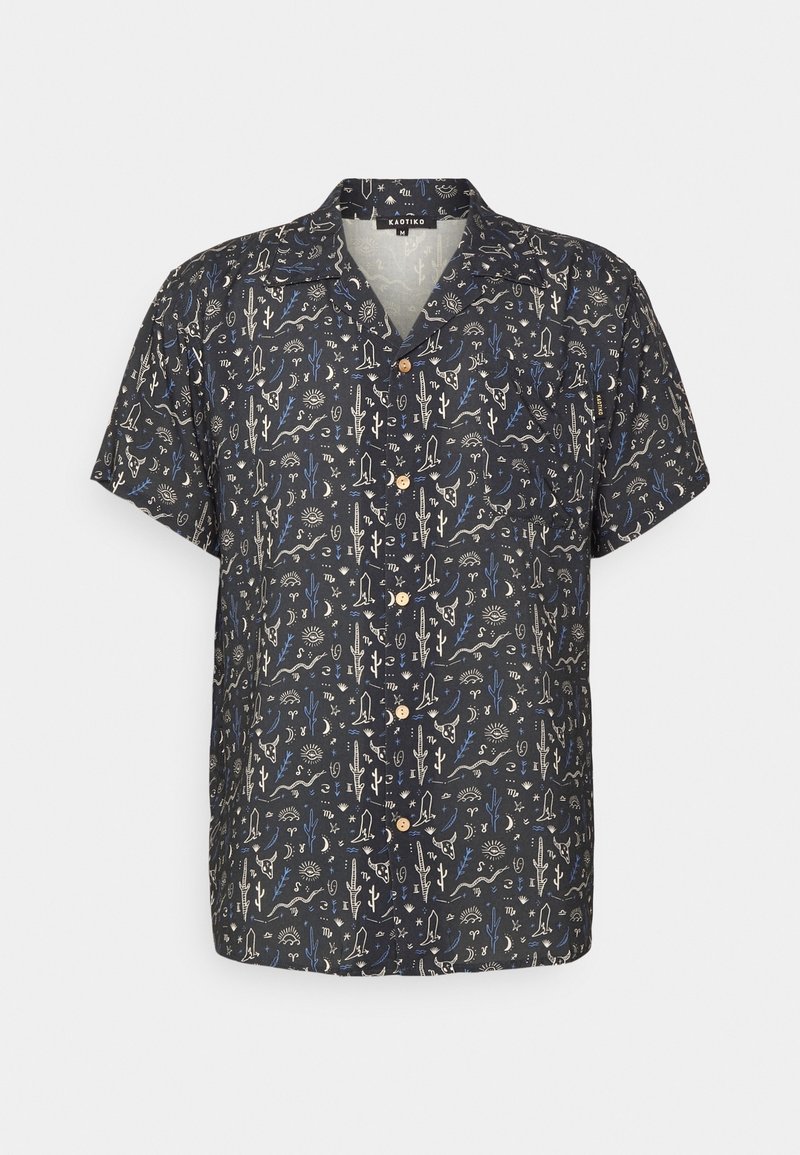 Camicia a maniche corte con bottoni in tessuto blu scuro, caratterizzata da un motivo astratto multicolore con accenti beige, blu e bianchi.