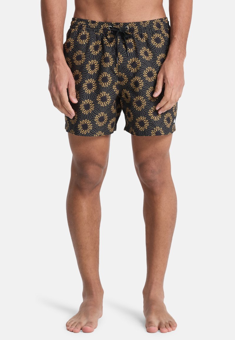 Černé plavkové šortky s žlutým květinovým vzorem, elastickým pasem se šňůrkou a volným střihem. Měkká textura látky.