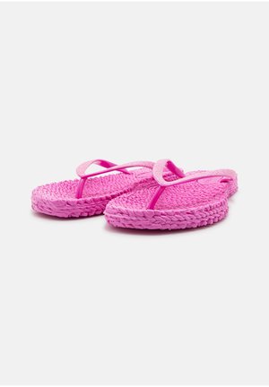 Lyserøde flip-flops lavet af tekstureret gummi, med flade såler, tynde remme og et vævet mønster på fodsengen. Letvægts- og fleksibelt design.