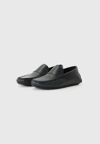 Mocasini negri din piele cu panouri texturate și netede, design slip-on și detalii de cusătură pe vârf și laterale.