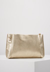Zlatá metalická kabelka na ruku s texturovaným povrchem, vybavená zipovým uzávěrem a malým poutkem na boku. Hladký povrch, obdélníkový tvar.