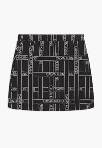 Černá sukně s opakujícím se bílým textem "CALVIN KLEIN", hladkou texturou a přiléhavým střihem. Součástí je elastický pás.
