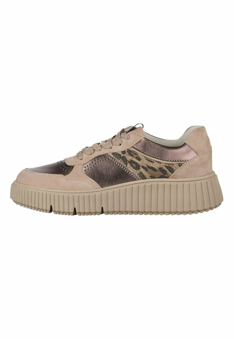 Ljust beige sneaker med en texturerad gummisula, som har en blandning av mocka och glänsande material, samt en leopardmönstrad detalj på sidan.