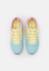 Baskets à lacets avec un design dégradé bleu, jaune et rose. Tige texturée avec des perforations, lacets à motif floral et semelle en caoutchouc.