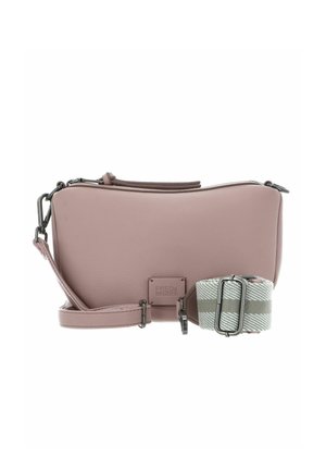 Sac bandoulière en cuir rose avec un design incurvé, une sangle réglable rayée gris et blanc, et un patch logo sur le côté.