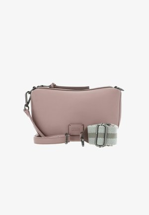 Sac bandoulière en cuir rose avec un design incurvé, une sangle réglable rayée gris et blanc, et un patch logo sur le côté.