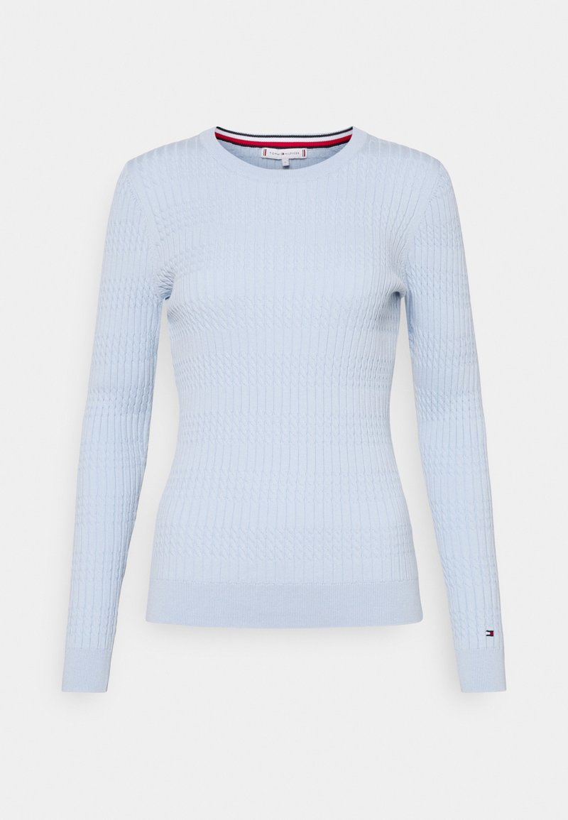 Pull léger bleu en maille côtelée avec des manches longues et un col rond. Présente une texture fine et un détail de rayure contrastant au niveau de l'encolure.