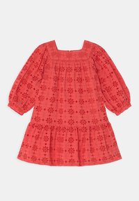 Korálové šaty se čtvercovým výstřihem, dlouhými nabíranými rukávy a květinovým vyšíváním. Obsahují vrstvenou sukni s volným střihem.