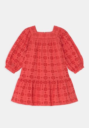 Korallklänning med fyrkantig halsringning, långa puffärmar och blommönsterbroderi. Har en lager på lager-skirt med en lös passform.