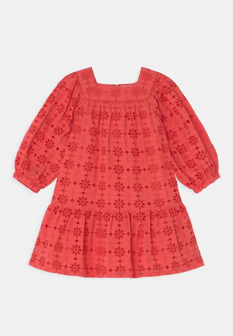 Korálové šaty se čtvercovým výstřihem, dlouhými nabíranými rukávy a květinovým vyšíváním. Obsahují vrstvenou sukni s volným střihem.