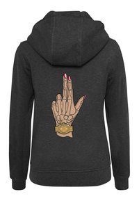 Diepgrijze hoodie met een grote afbeelding van een skelethand met een gouden horloge en roze nagels, centraal geplaatst op de achterkant.
