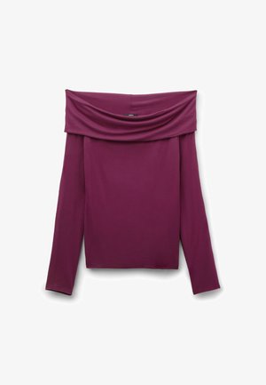 Burgundowa bluzka z odkrytymi ramionami i długimi rękawami z drapowanym dekoltem, wykonana z miękkiego materiału, z dopasowanym krojem i gładką teksturą.