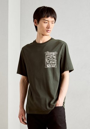 Scotch & Soda REGULAR FIT FRONT CHEST ARTWORK - Camiseta estampada - heritage green