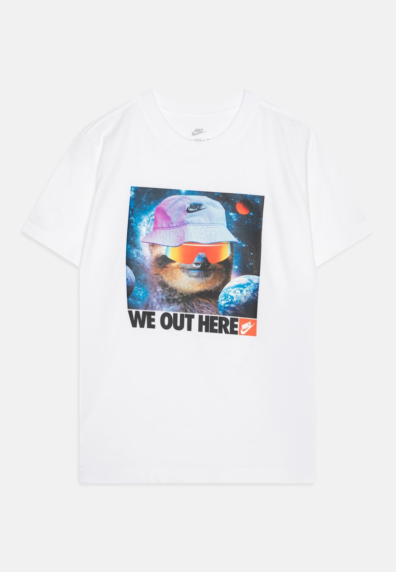 Λευκό βαμβακερό t-shirt με γραφικό ενός sloth που φοράει καπέλο τύπου bucket και γυαλιά ηλίου, μπροστά σε φόντο διαστήματος. Κείμενο: "ΕΙΜΑΣΤΕ ΕΔΩ."