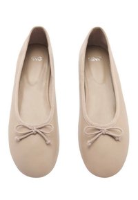 Beiga ballerinas med rundad tå och en liten rosettdetalj framtill. Tillverkade av ett smidigt material med en flexibel design.