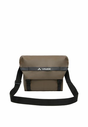 Borsa messenger rettangolare marrone con tracolla regolabile nera, due fibbie frontali e logo VAUDE su striscia nera orizzontale.