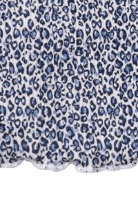 Luipaardpatroon op stof in tinten donker marineblauw en lichtblauw op een witte achtergrond, met ribbelstructuur en golvende randdetails.