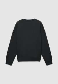 Felpa nera con collo rotondo, spalle scese, polsini e orlo a coste. Texture liscia con un design minimalista, senza motivi visibili.