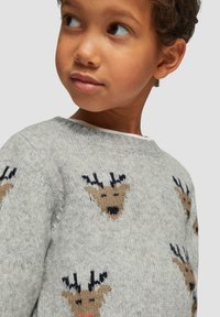 Grauer Strickpullover mit Rentiermotiven in Beige und Schwarz. Rundhalsausschnitt und strukturierter Stoff mit bequemem Schnitt.
