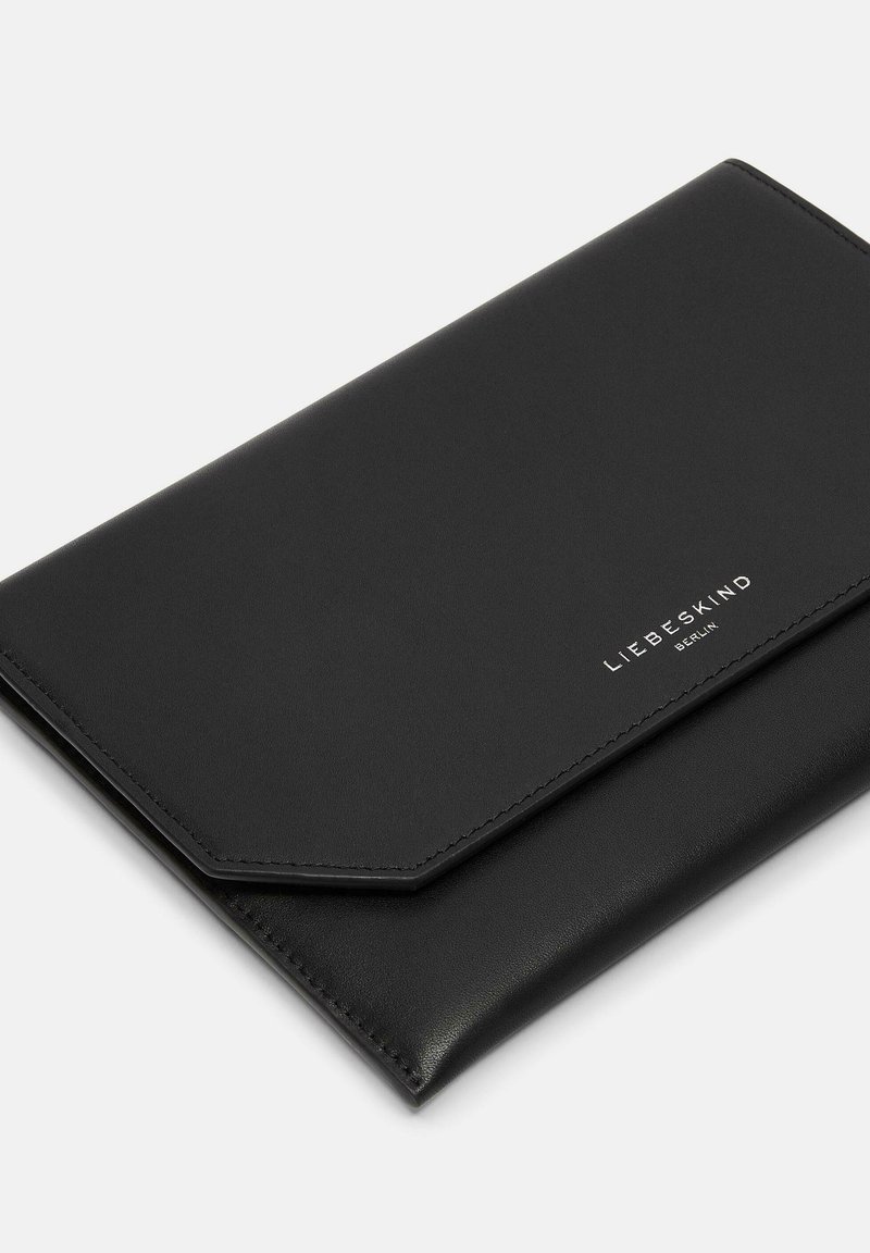 Schwarze Leder-Clutch mit einer glatten Textur, kantigem Klappendesign, eingraviertem Markennamen und minimalistischem Stil.