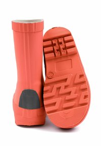 Korale gumowe buty z teksturowanym, białym brzegiem. Podeszwa ma wzór zygzaka i czarny akcent na pięcie, co poprawia przyczepność i trwałość.