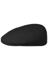 Cappello piatto nero con una corona liscia e arrotondata e una visiera corta e rigida, mostrato di lato su uno sfondo bianco.