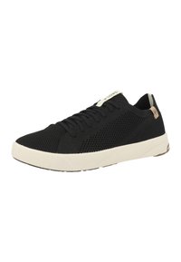 Sneaker in mesh nero con suola in gomma bianca. Presenta punta tonda, tessuto testurizzato e accenti color crema sulla linguetta e sul tallone.