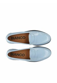 Lichtblauwe leren loafers met een glanzende afwerking, stiksels en bruine binnenzolen met 'BIANCO' in het zwart gedrukt. Zwarte rubberen buitenzool.