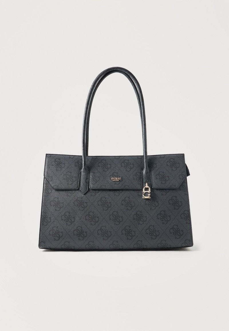 Sac cabas noir Guess avec motif de logo embossé, deux longues anses et breloque dorée "G" sur le rabat avant.
