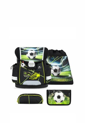 Set zaino nero con pallone da calcio, scarpe da calcio e grafiche dello stadio, incluso sacchetto con coulisse, astuccio e portafoglio.