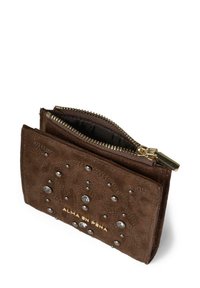 Brązowy zamszowy portfel ze złotym zamkiem błyskawicznym, ozdobiony okrągłymi srebrnymi ćwiekami i dekoracyjnym wzorem. Dwa komory do przechowywania.