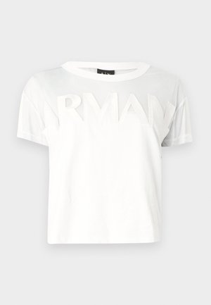 Hvid T-shirt med rund halsudskæring, korte ærmer, med en gennemsigtig mesh-øvre sektion og fremhævede "ARMANI" bogstaver på forsiden.