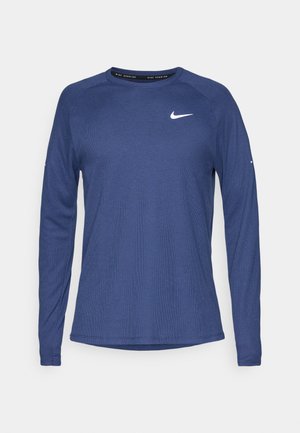Langemouwen blauw sportshirt van gestructureerde stof, met een ronde halslijn en een wit Nike-logo op de bovenkant van de linkerborst.