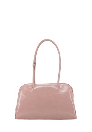 Glänzende hellrosa rechteckige Handtasche mit zwei dünnen Henkel und kleinem goldenen Markenlogo mittig vorne.