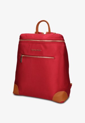 Zaino in tessuto rosso con dettagli in pelle marrone, manico superiore, tasca frontale con cerniera e zip dorate su sfondo bianco.