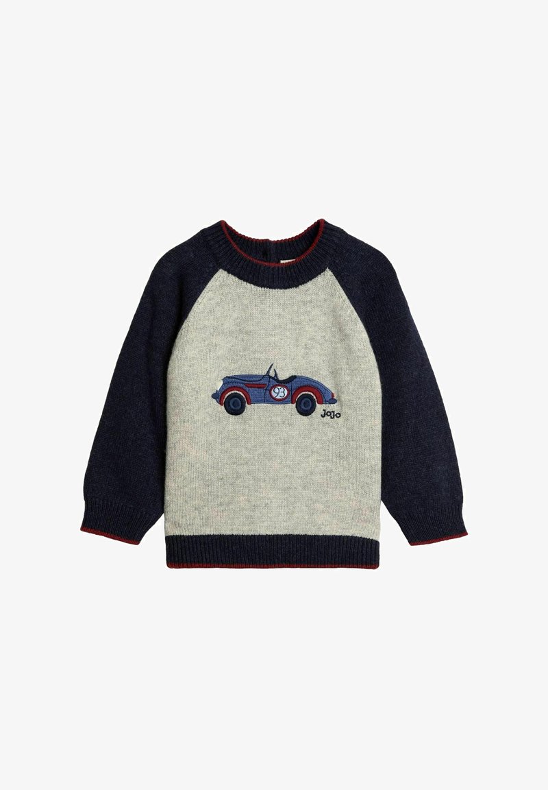 Grauer Pullover mit navyblauen Raglanärmeln und roten Akzenten. Verfügt über ein gesticktes Design eines blauen Vintage-Autos mit der Nummer 93.