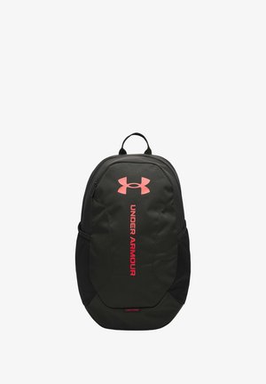 Sac à dos noir et vert foncé avec le logo "UNDER ARMOUR" rose. Dispose d'un dos rembourré, de bretelles ajustables et d'une poignée supérieure. Fabriqué en matériau résistant.