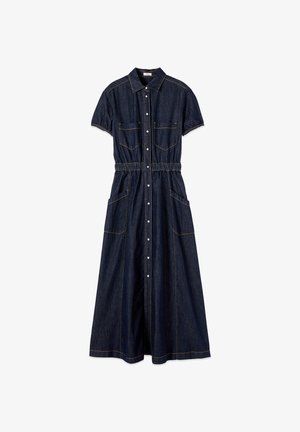 Ciemna sukienka midi z denimu z krótkimi rękawami, zapięciem na guziki z przodu, elastyczną talią, dwoma kieszeniami na piersiach i dwoma naszywanymi kieszeniami po bokach.