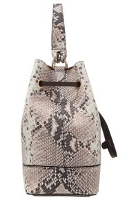 Bucket taske med beige og grå slangeskinds mønster, guldøjer og et loopet håndtag på toppen mod en hvid baggrund.