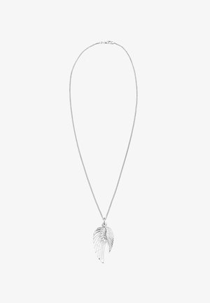 Collier en argent sterling avec un pendentif en forme de feuille détaillé, dotée d'un design texturé et d'accents lisses, suspendu à une fine chaîne.