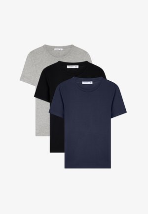 Tre t-shirt a girocollo in grigio, nero e blu navy. Realizzate in tessuto morbido, con maniche corte e una vestibilità rilassata. Etichetta della taglia visibile sulla maglietta superiore.