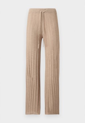 Pantalon beige en maille côtelée avec taille à lien coulissant, jambes droites et motif à rayures verticales texturé.